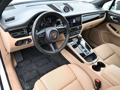Certified 2023 Porsche Macan AWD/4WD image 4
