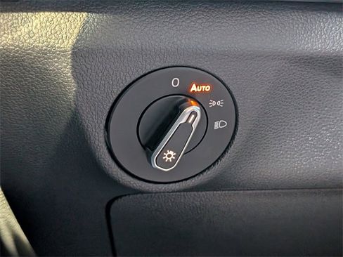 Certified 2025 Volkswagen Jetta Sport image 28