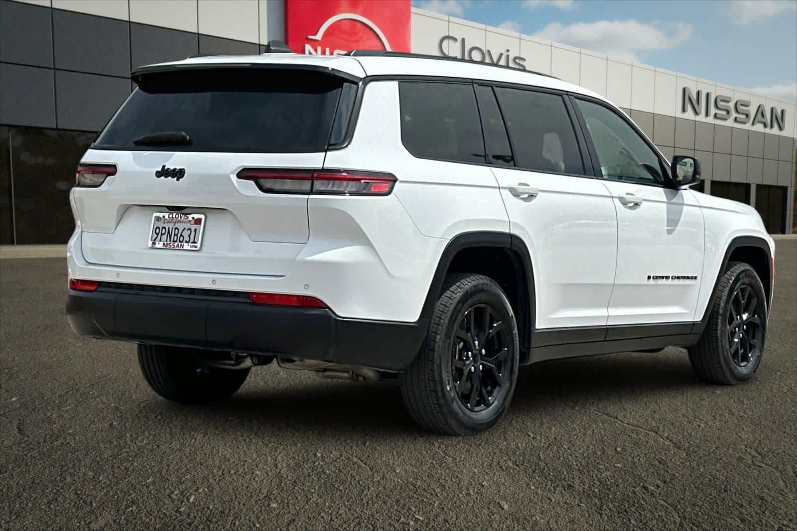 Used 2024 Jeep Grand Cherokee L Laredo RWD image 3