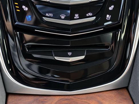 Used 2019 Cadillac Escalade Luxury AWD/4WD image 60