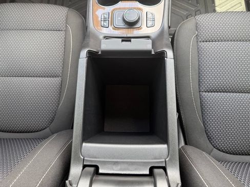 Used 2023 GMC Acadia SLE w/ Driver Convenience Package FWD image 26
