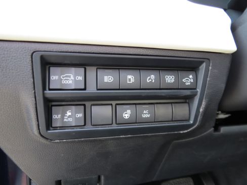 Used 2025 Toyota Sequoia Capstone AWD/4WD image 18
