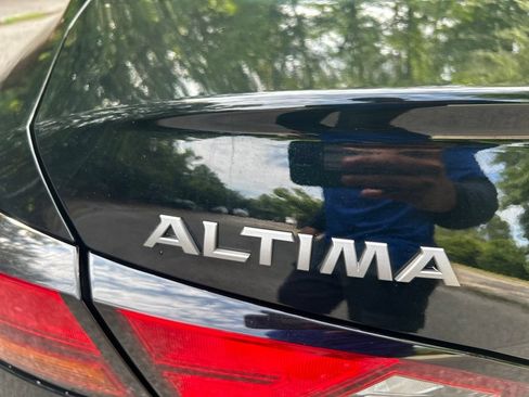 Used 2024 Nissan Altima 2.5 SV FWD image 11