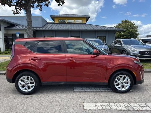 Used 2025 Kia Soul LX w/ LX Technology Package FWD image 8