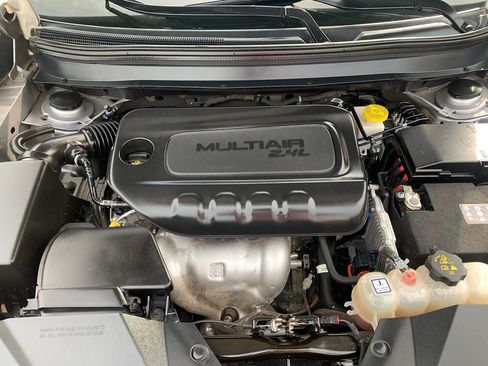 Used 2019 Jeep Cherokee Latitude w/ Popular Appearance Group image 9