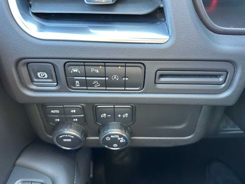 Used 2024 Chevrolet Tahoe Premier AWD/4WD image 33