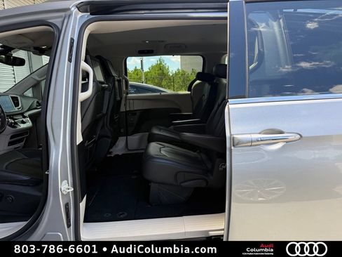 Used 2020 Chrysler Pacifica Touring-L Plus w/ Advanced Safetytec Group FWD image 23