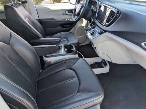 Used 2024 Chrysler Pacifica Touring-L image 12