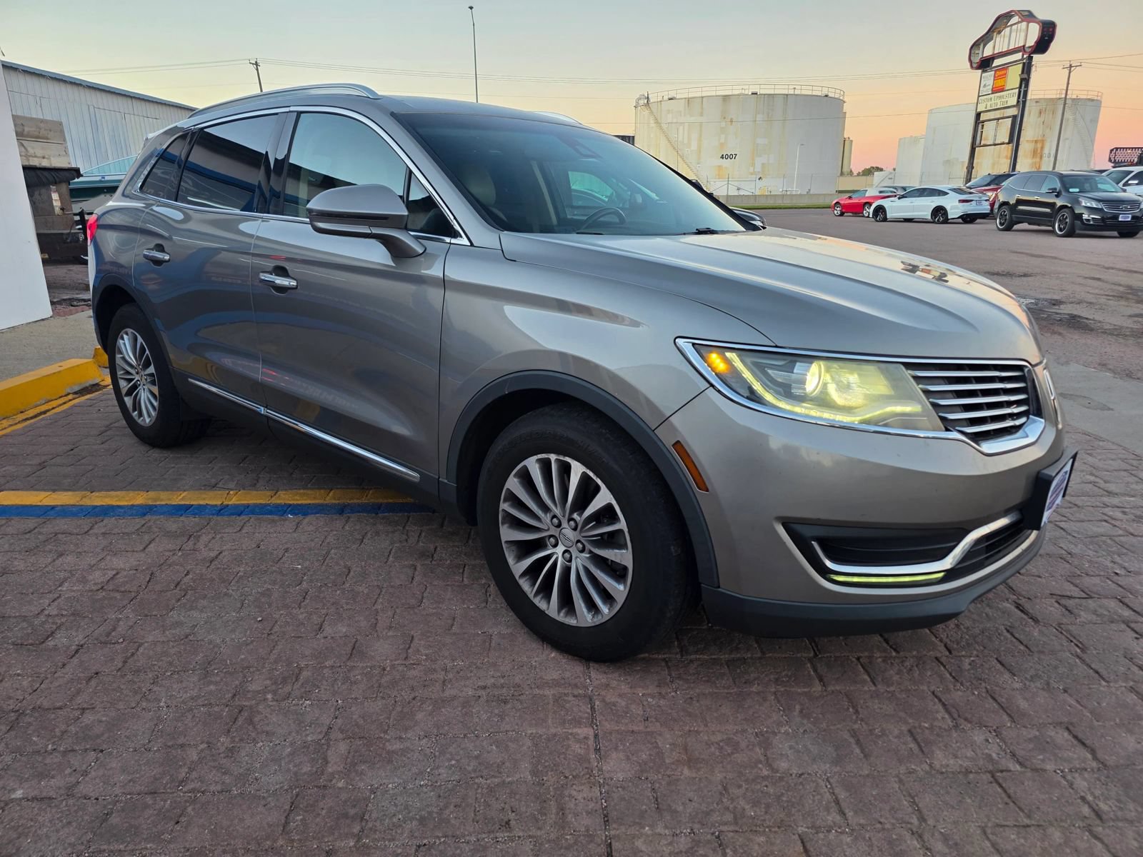 Used 2016 Lincoln MKX Select w/ Select Plus Package AWD/4WD image 3