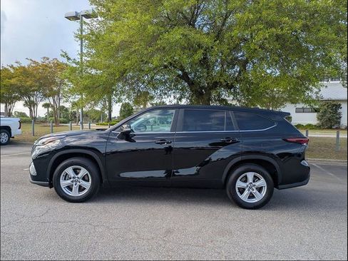 Certified 2025 Toyota Highlander LE FWD image 6