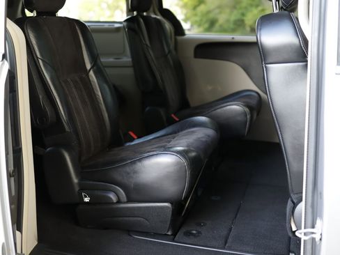 Used 2014 Chrysler Town & Country Touring-L FWD image 13