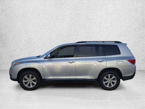 Used 2013 Toyota Highlander FWD w/ Cold Weather Pkg image 8