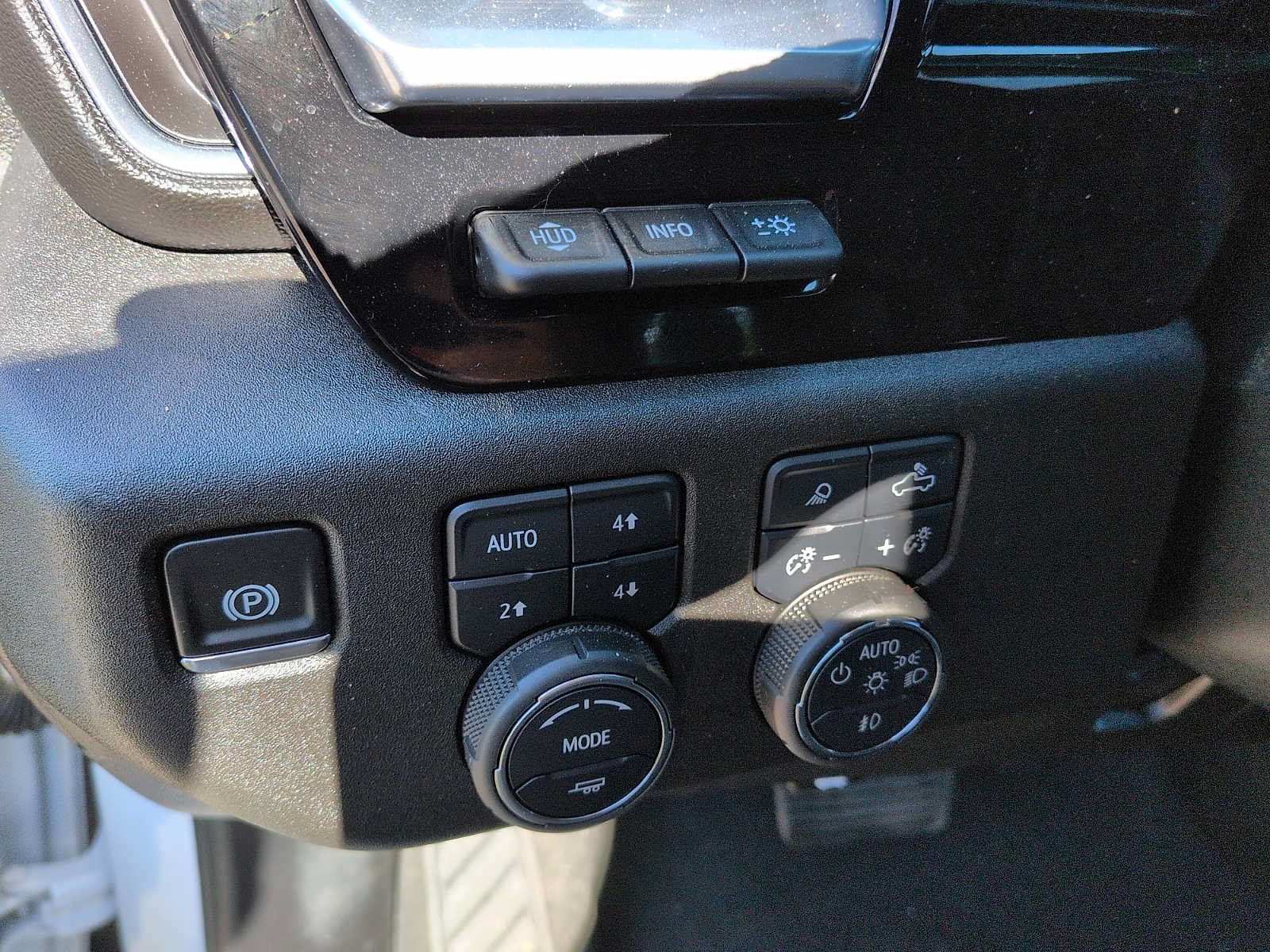 Used 2025 Chevrolet Silverado 2500 LTZ w/ LTZ Premium Package AWD/4WD image 19