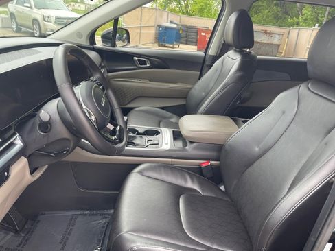 Used 2025 Kia Carnival FWD image 9