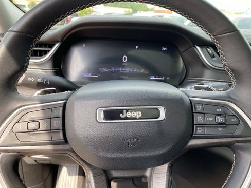 Certified 2022 Jeep Grand Cherokee Limited AWD/4WD image 17