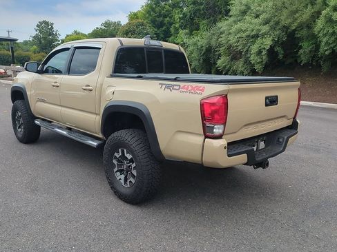 Used 2016 Toyota Tacoma TRD Off-Road AWD/4WD image 4