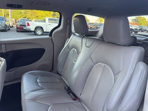 Used 2019 Chrysler Pacifica L image 10