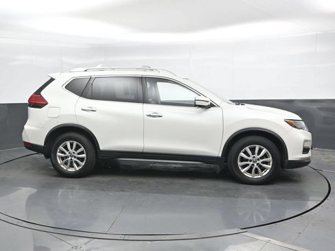 Used 2017 Nissan Rogue SV w/ SV Premium Package AWD/4WD image 3