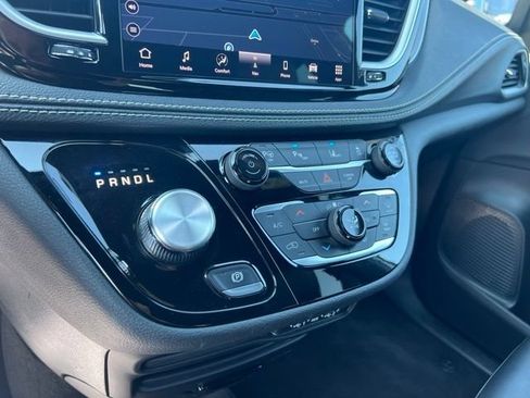 Used 2024 Chrysler Pacifica Limited FWD image 16