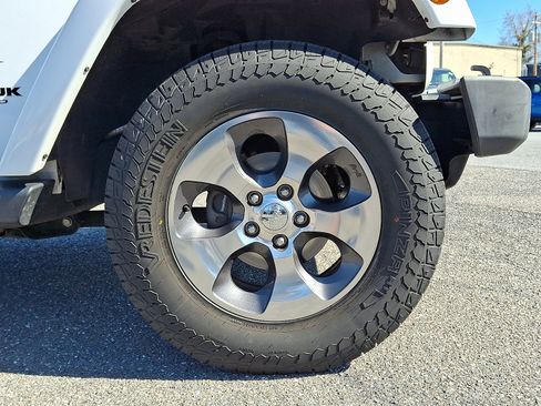 Used 2018 Jeep Wrangler Unlimited Sahara w/ Connectivity Group image 9