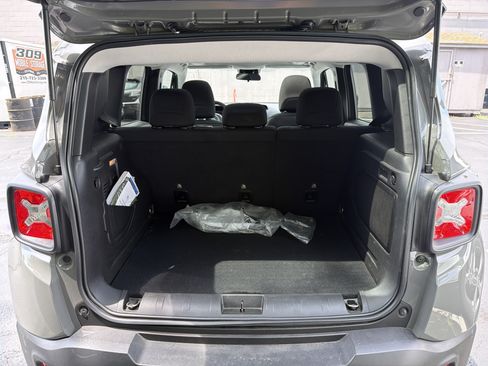 Certified 2023 Jeep Renegade Latitude w/ Sun/Sound Group AWD/4WD image 5