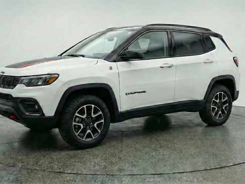 Used 2025 Jeep Compass Trailhawk image 3