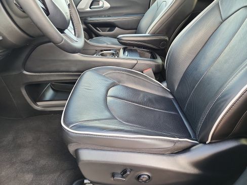 Used 2025 Chrysler Pacifica Limited FWD image 10