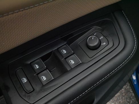 Certified 2025 Volkswagen Atlas Cross Sport SE AWD/4WD image 19