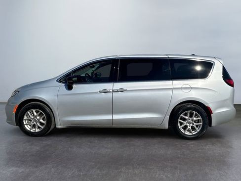Used 2024 Chrysler Pacifica Touring-L image 2