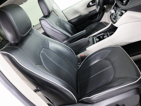 Used 2022 Chrysler Pacifica Limited image 41