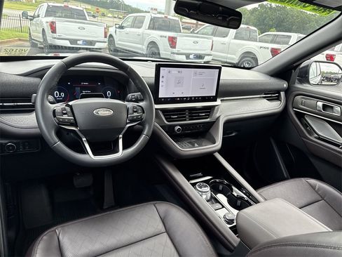 Used 2025 Ford Explorer Platinum image 4