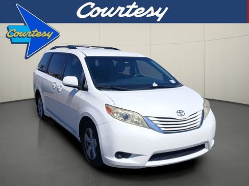 Used 2015 Toyota Sienna LE FWD image 1
