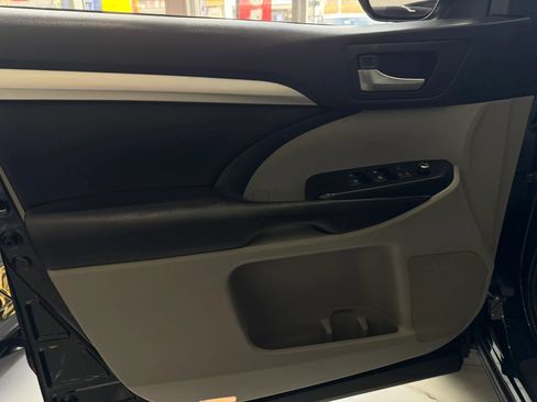 Used 2019 Toyota Highlander XLE AWD/4WD image 12