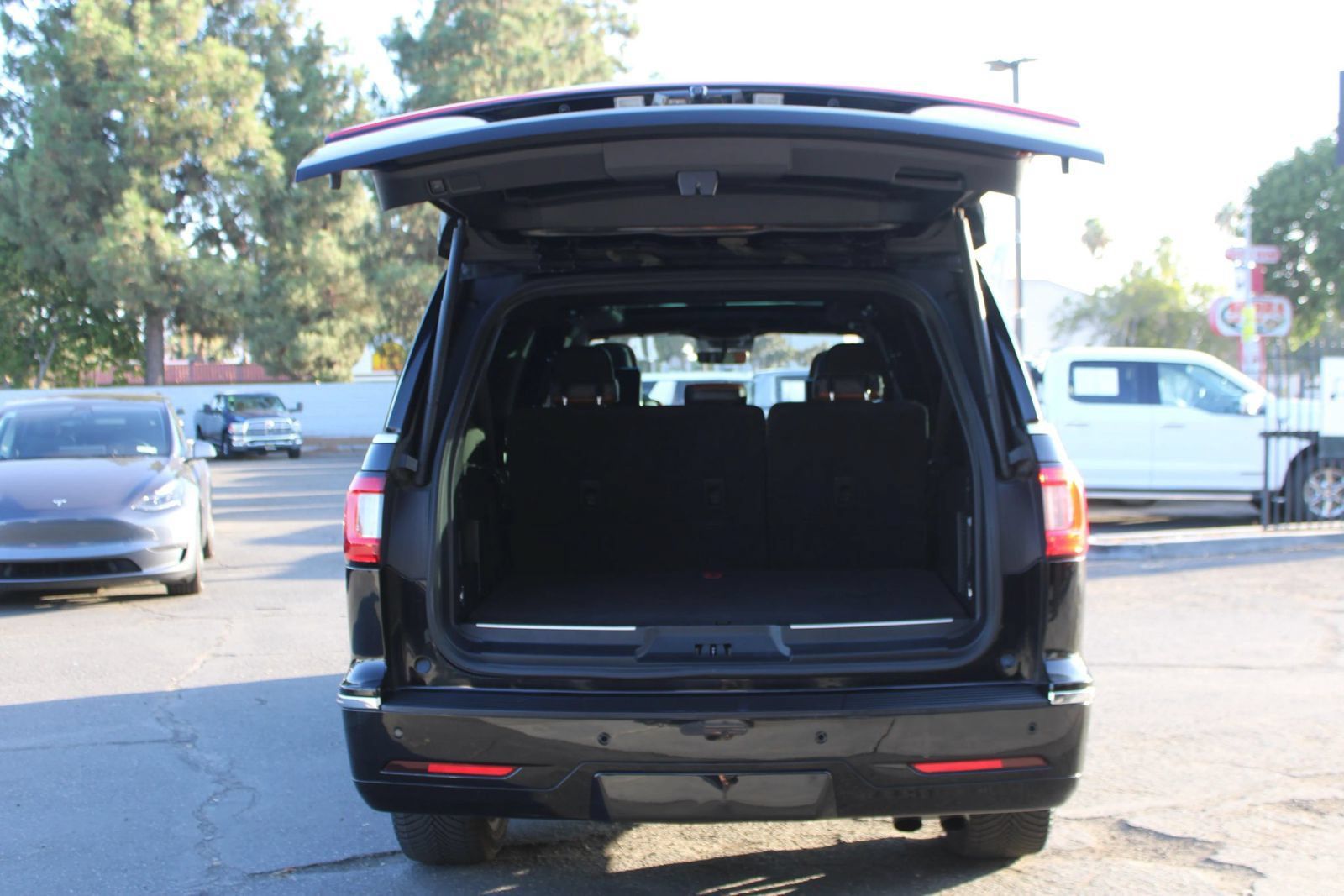 Used 2018 Lincoln Navigator L Reserve w/ Technology Package AWD/4WD image 42