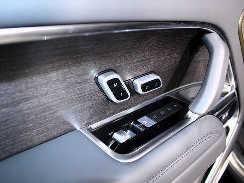 Used 2025 Land Rover Range Rover Autobiography AWD/4WD image 24