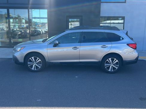 Used 2018 Subaru Outback 3.6R Limited AWD/4WD image 6