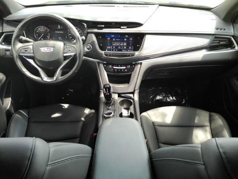 Used 2025 Cadillac XT6 Luxury FWD image 3