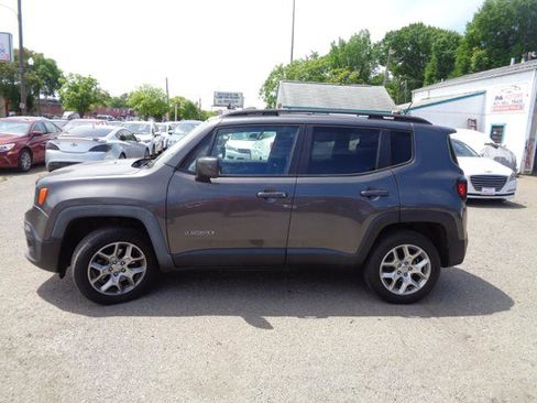 Used 2017 Jeep Renegade Latitude w/ Popular Equipment Group AWD/4WD image 3