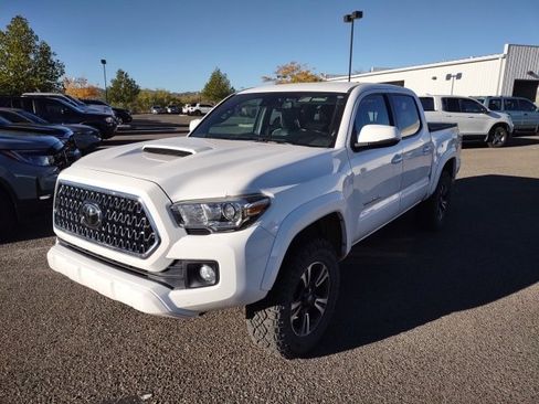 Used 2019 Toyota Tacoma 4x4 Double Cab image 2