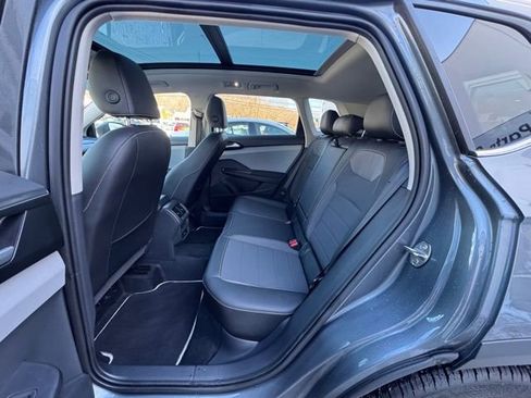 Certified 2022 Volkswagen Taos SE image 9