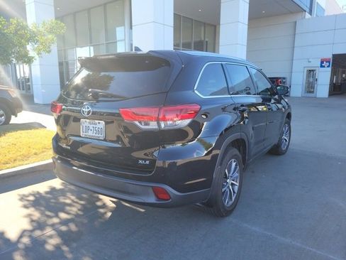 Used 2018 Toyota Highlander SE image 3