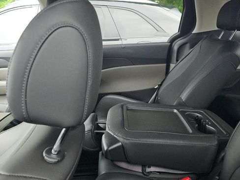 Used 2025 Kia Carnival EX FWD image 15