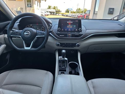 Used 2024 Nissan Altima 2.5 SV image 8