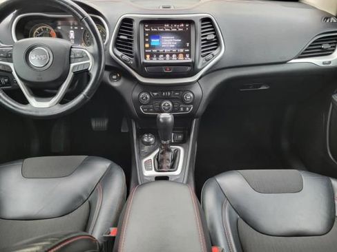 Used 2017 Jeep Cherokee Trailhawk w/ Comfort & Convenience Group AWD/4WD image 16