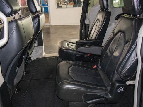 Used 2019 Chrysler Pacifica Touring-L image 13