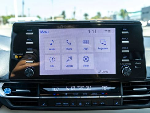 Used 2023 Toyota Sienna XLE FWD image 28