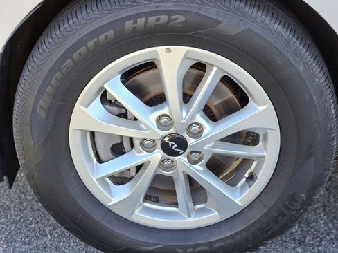 Used 2022 Kia Carnival LX image 11