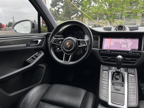Used 2020 Porsche Macan Turbo image 34