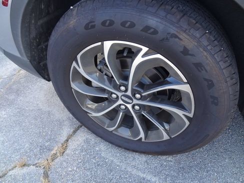 Used 2025 Lincoln Nautilus Premier AWD/4WD image 13