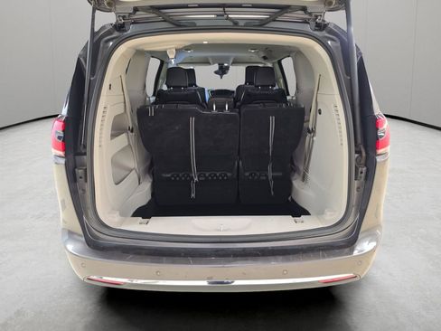 Used 2023 Chrysler Pacifica Touring-L image 12